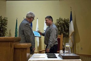 A picture of 2013 Spirit of St. Louis Award recipient Chuck Oatten presenting the 2014 Spirit of St. Louis Award to recipient Bill Coty.